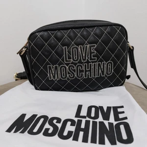 Äkta Love Moschino väska -    Gör mig av med min väskkollektion! Använd en gång. Minns inte nypris men kan gräva upp kvitto om det behövs. OBS! Redan skamligt låga priser, svarar inte på prutande. Bästa vore om vi möts upp. Finns i Sthlm City. Annars betalar mottagaren frakten. Mvh Laura  