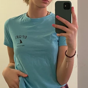 RIP CURL t-shirt  - 1 för 45 eller 2 för 80kr för utvalda t-shirts på min plick, välj och blanda själv <3 detta är en i märket RIP curl vilket är ett känt surfmärke. 