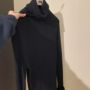 Filippa K klänning stolek XS - Använd Max 3ggr. Köparen står för frakt. Klänningen passar även nån med S då materialet är stretchigt 