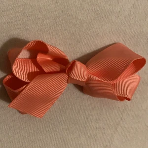 Hår Clip  - Medium hår Clip med rosett. Finns i ett flertal färger men säljs styckvis. 