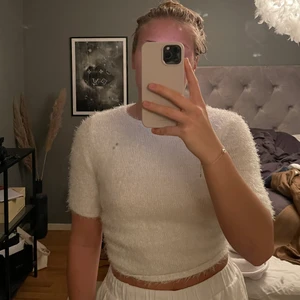 Topp med öppen rygg - Jättefin och skön festtopp från Hannah schönberg x NA-KD, säljer då den inte kommer till användning längre tyvärr! Frakt ingår inte i priset, köpare står för detta. 