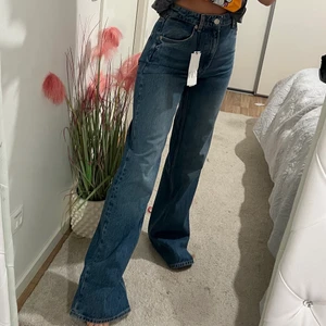 Zara jeans  - Zara jeans i storlek 36, helt ny och oanvänd , prislapp sitter kvar! Kontakta mig för flera bilder! Nypris-399kr 💞😊