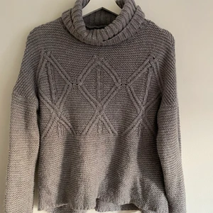 Stickad tröja med bred krage!  - Storlek S! Mjuk och fin tröja som hamnat långt bak i garderoben! 