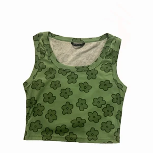 Blommigt linne  - Säljer ett blommigt linne från shein för att den aldrig blev till användning… den kostade 50kr från börjar men säljer för 30 nu och du står för frakt! Den är i jättebra skick💗