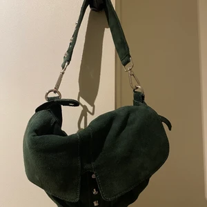 UNLIMIT väska  - LÄGGER UT IGEN! säljer min supersnygga väska från UNLIMIT i nyskick!! endast använd ett fåtal gånger då det inte riktigt är min stil. mellersta modellen emily i äkta mocka! långt band följer med! 💙 hör av er vid frågor ✨🐅 