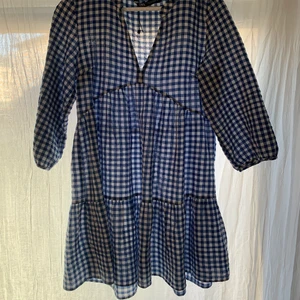 Rutig klänning - Säljer nu denna fina populära klänning från Zara!💙 Superfin och säljs på gund av lite användning, den är i bra storlek S! Säljs för 250 kr, Vid ökat intresse sker budgivning. Skickas (kund för frakt) eller möts upp i Stockholms området😇