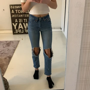 Straight jeans storlek xxs  - Jeans från Lager 157 i storlek XXS, men passar även XS och S, hål på knäna och högmidjade, sitter bra på kroppen och rumpan, går till ankeln ungefär på mig som är 170cm! 50kr
