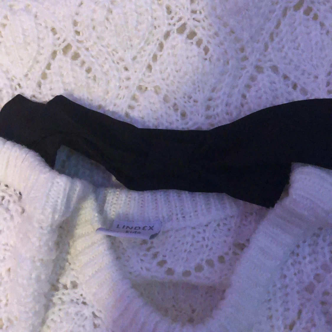 vitt stickad tröja med en rosett  - 91