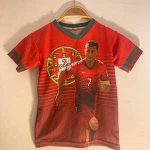Magtröja - Söt Ronaldo magtröja! Sitter väldigt tajt men snyggt! Köpt på secondhand.