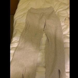 Mjukisbyxor - Ett par vita mjukisbyxor från ginatricot, har spillt lite blått måla färg på den dem (säljer dem billigt då det är färg på dem) 