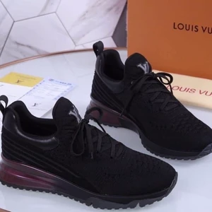 Säljer louis vuitton skor  - Jag säljer min louis vuitton skor som består av svart och mörk röd. Storlek 42 och sitter sköna samt foten känner bekvämt. 