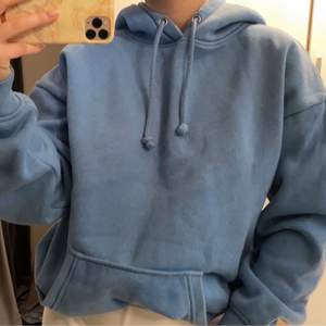 Säljer min blåa hoodie från bikbok i storlek S. Säljer då den inte kommer till användning längre. Använt fåtal gånger och i bra skick😊