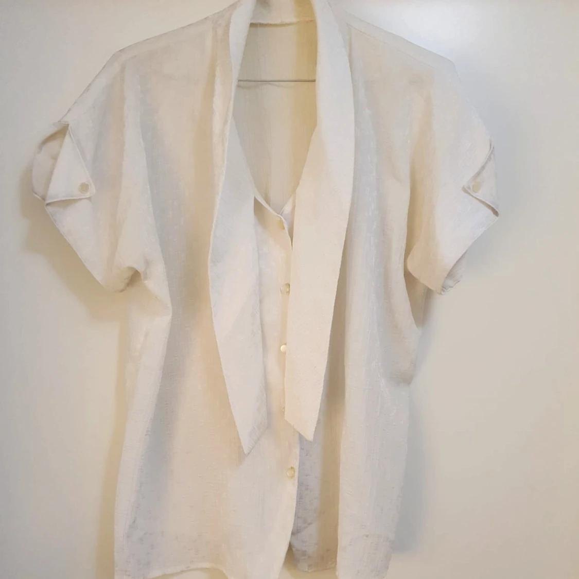 Vit skimrande oversize blus för dam. - 90