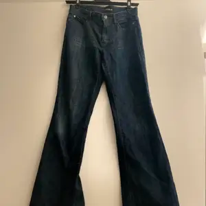 Säljer dessa jätte fina lågmidajde jeans i storlek s / m ! De är mörkblå med lila detaljer på fickorna !! Säljer för 240kr!!  Först till kvarn <3