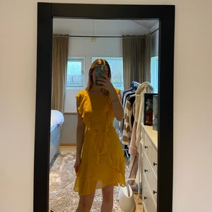 Klänning - Säljer denna fina klänningen från nelly. Aldrig använd då det inte riktigt är min stil. Pris går att diskutera om intresserad🤍