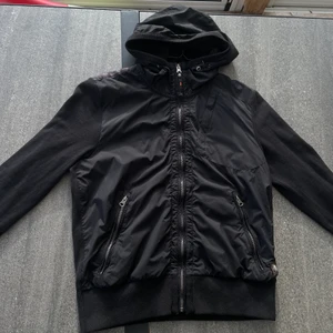 Parajumper - Svart Parajumper hoodie med dragkedja. Storlek M. Passar både till män och kvinnor:)