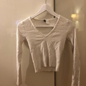 Tröja från h&m - Säljer denna jättefina V ringade tröja då den inte kommer till användning. Tröjan ligger bara i garderoben vilket är varför den är rätt skrynklig💕 Köparen står för frakten!!☺️