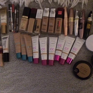 ”Makeup - Säljer smink till väldigt bra pris. Finns olika nyanser som passar alla. Priset är olika beroende på vad och hur mycket. 