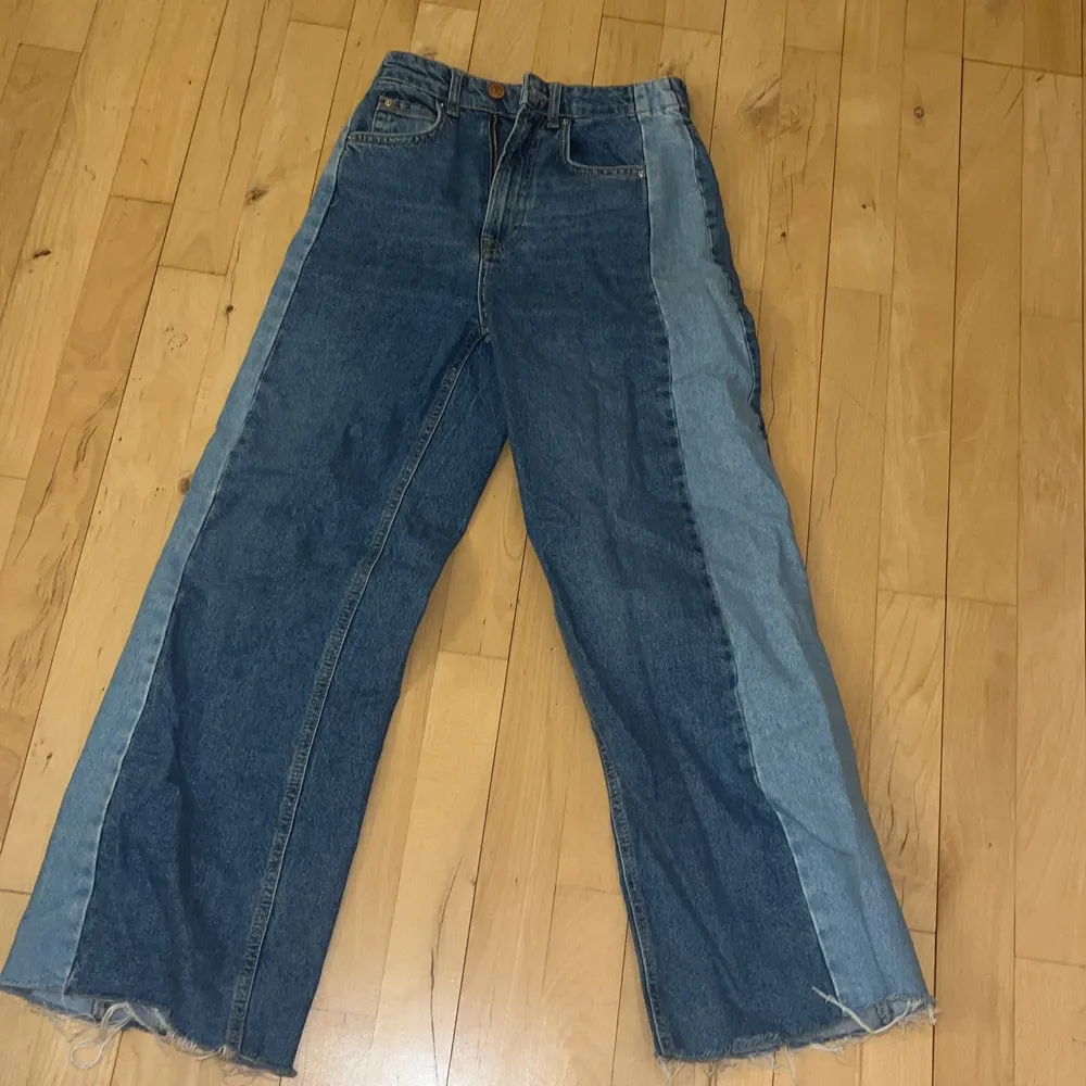 Ett par mörkblåa jeans med en ljusblå linje på sidorna. Aldrig använda, perfekt skick. Ni står för frakt vilket kommer bli ung 94 kr extra . Jeans & Byxor.