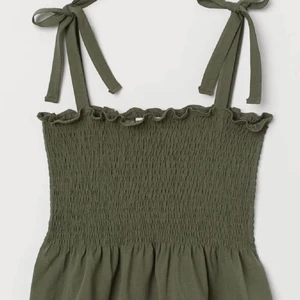 Hm topp - Säljer detta gröna linne då det inte kommer till någon användning! Köpte den nån gång förra året om jag minns rätt! Har lånat denna bild men om ni vill ha egna så är det bara att skriva privat eller om ni har andra frågor om tex frakten eftersom att den tillkommer senare med priset❤️