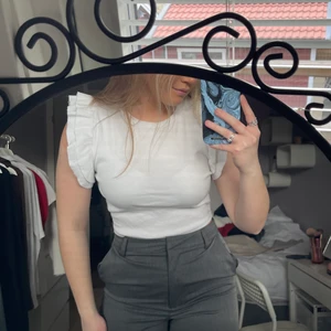 Zara linne  - Super gulligt zara linne! Storlek L men liten i storleken så skulle säga mer M