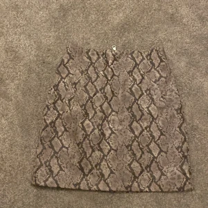 Orm skins kjol  - Säljer denna fina kjolen från nakd super fint skick och använd fåtal gånger i storlek xs men passar s-m. Säljer kjolen för att den är för stor för mig. Ny pris är 400kr men säljer den för 250kr.  !frakt ingår inte i priset!