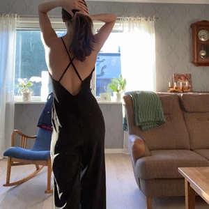 Byxdress bikbok - Snygg byxdress med öppen rygg med korsande band. Super snygg till fest eller på sommaren. Säljer då jag har tröttnat på den, den är i jätte bra skick!☺️