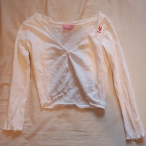 Topp - Säljer denna toppen som passar perfekt till sommaren i st xs. Kan bäras både med eller utan något under den båda är superfint!!