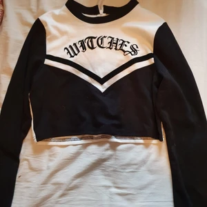 Svart o vit tröja  - Tröja ifrån hm i st xs-m, i mycket gott skick väl använd men säljer pga inte riktigt min stil längre. Väldigt skön och bekväm, skriv vid intresse!!