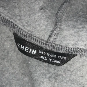 Kofta - Säljer en kofta från shein då den aldrig Kmr till användning den är kort i längden men jätte mysigt material och den är väldigt liten i storleken