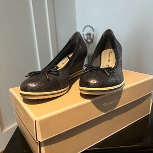 Tamaris ballerina med klack - Snygga, knappt använda, blå Tamaris ballerina med klack. Låda finns kvar 