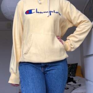 Ljusgul hoodie från Champion, bästa vårfärgen! Köpt av mig secondhand via en facebook-grupp, den är i begagnat skick men utan egentliga anmärkningar. Har väldigt mycket kvar att ge!! ✨