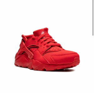 Röda/red huaraches, sneakers - Red huaraches size 37,5 used a few times but have not been used for a good 2 years and have been stand-ins on a shelf of the reason that they unfortunately don’t fit me any more, they are an amazingly comfortable shoe and really easy to put on and off aswell as looking good, just hoping someone can get more use for them than me. Skorna är använda väldigt lite några gånger då dem är små för mig, dem är i stolek 37,5 och är egen designade från nike