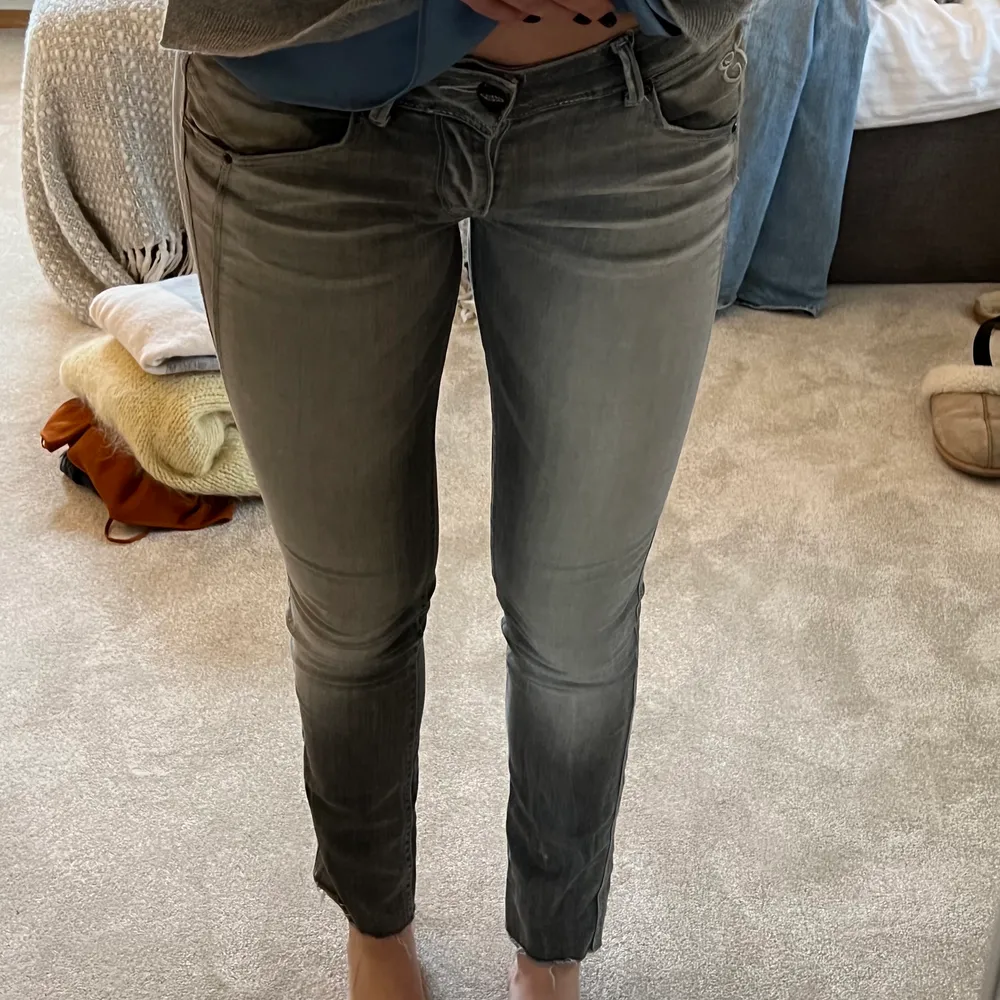 Säljer dessa gråa tighta lågmidjade jeans, supersköna och väldigt stretchiga!! Från märket 73. Har inte exakt storlek men är en 36💓. Jeans & Byxor.