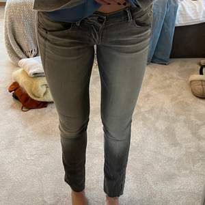 Säljer dessa gråa tighta lågmidjade jeans, supersköna och väldigt stretchiga!! Från märket 73. Har inte exakt storlek men är en 36💓