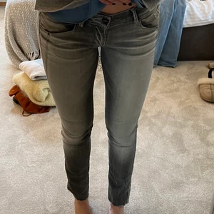 Gråa lågmidjade jeans - Säljer dessa gråa tighta lågmidjade jeans, supersköna och väldigt stretchiga!! Från märket 73. Har inte exakt storlek men är en 36💓