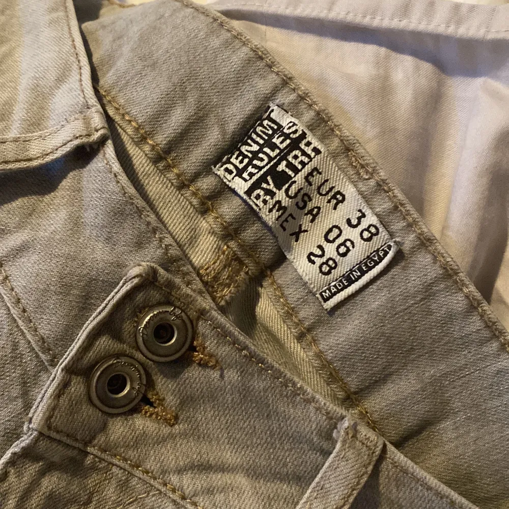 Skitsnygga unika lågmidjade jeans från Denim rules by TRA i nyskick! Köpte de dyrt, snygg grå färg! . Jeans & Byxor.