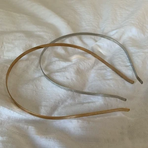 Diadem  - 2st diadem! Silver och guldig 💓 Köpta i somras och för mig som har ganska tjockt hår funkar dom super! Dom håller håret på plats under lång tid 💞 köp båda för 30 kr! 