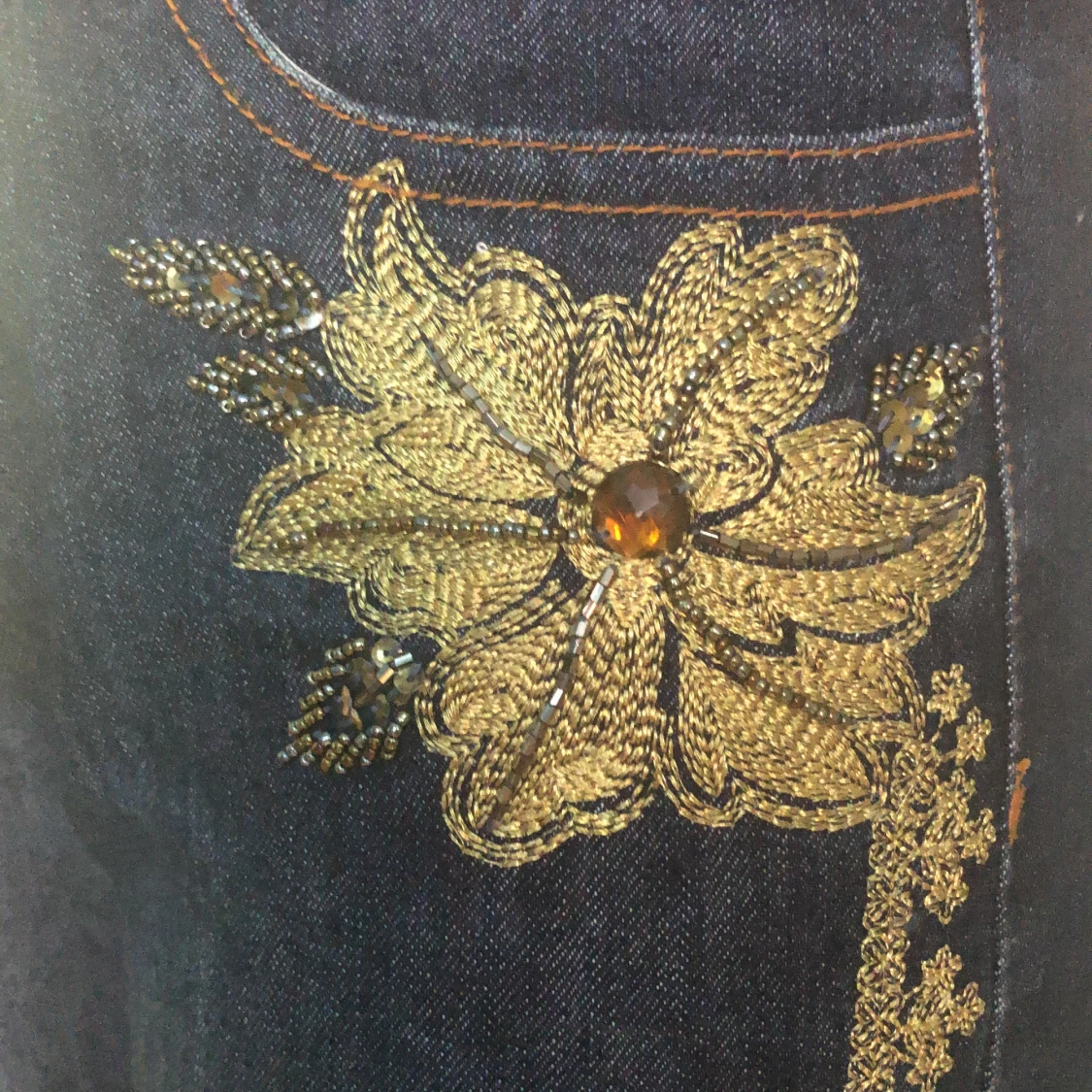 Lågmidjade jeans med coola detaljer på - 91