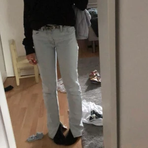 Zara jeans med slits - Säljer lågmidjade jeans från zara med slits. Så fin blå färg. Sparsamt använda, säljes pga små