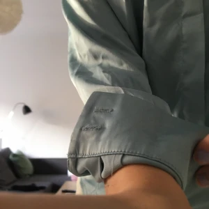 Blå Silkes skjorta - Blå silkes skjorta. Str. S. Passform. S-M. Swish. Kan mötas upp i Lund.