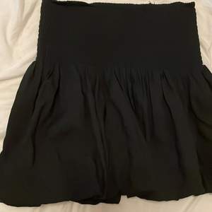 En svart fin kjol från Kappahl. Använd 1 gång men den är lite kort för min del. Köpt för 300. Säljs för 150kr + frakt. 