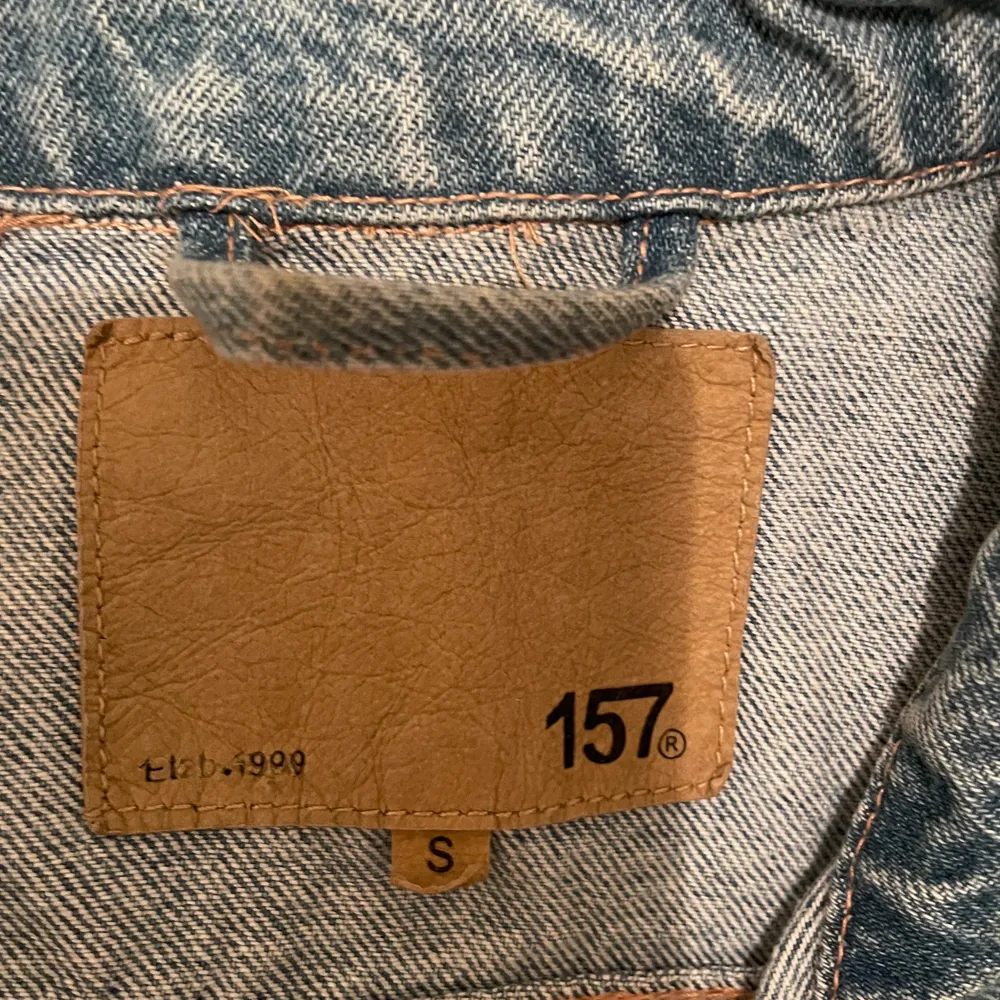 🌸En jeans jacka från lager 157                                          🌸Köpt för ungefär ett halvår sedan.                                🌸Den är i stl S och säljes pga den inte används             🌸Pris kan diskuteras!. Jackor.