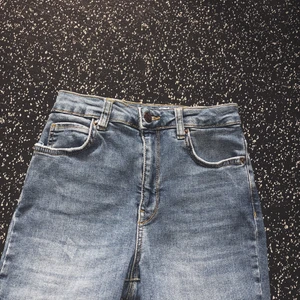Högmidjade jeans S/38 - Snygga och sköna high-waist jeans i en mörkblå tvätt. Storlek S/38 (längd 71 cm/28 tum) men mindre i storleken så skulle säga att de passar även En större XS eller 36!  * Kolla in mina andra annonser, säljer bl.a märken som: Levis, Champion, Victorias Secret, Tommy Hilfiger, Calvin Klein, Adidas, Nike, Puma, Aimn, Gymshark, Brandy Melville, Zara, Hollister, NAKD, Topshop, Fjällräven, Weekday, Monki, Triangl.