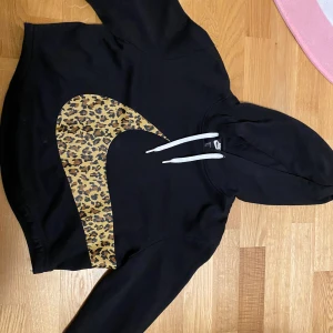 Leopard nike hoodie - Den är ganska kort i alla fall på mig som är hyfsat lång (175cm) inte använt så många gånger. Fraktar ej men möts up 😊