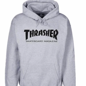 Thrasher hoodie  - Säljer min thrasher hoodie då den inte kommer till användning längre, lappen är borta men den är äkta och i storlek M. Ända defekten är lite på armen men inget man tänker på annars är den som ny, köparen står för frakten 