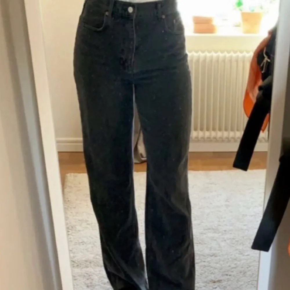Säljer dessa gråa då de inte riktigt är min stil längre men de är supersnygga och ser ut som nya ✨✨första bilden är lånad. Jeans & Byxor.