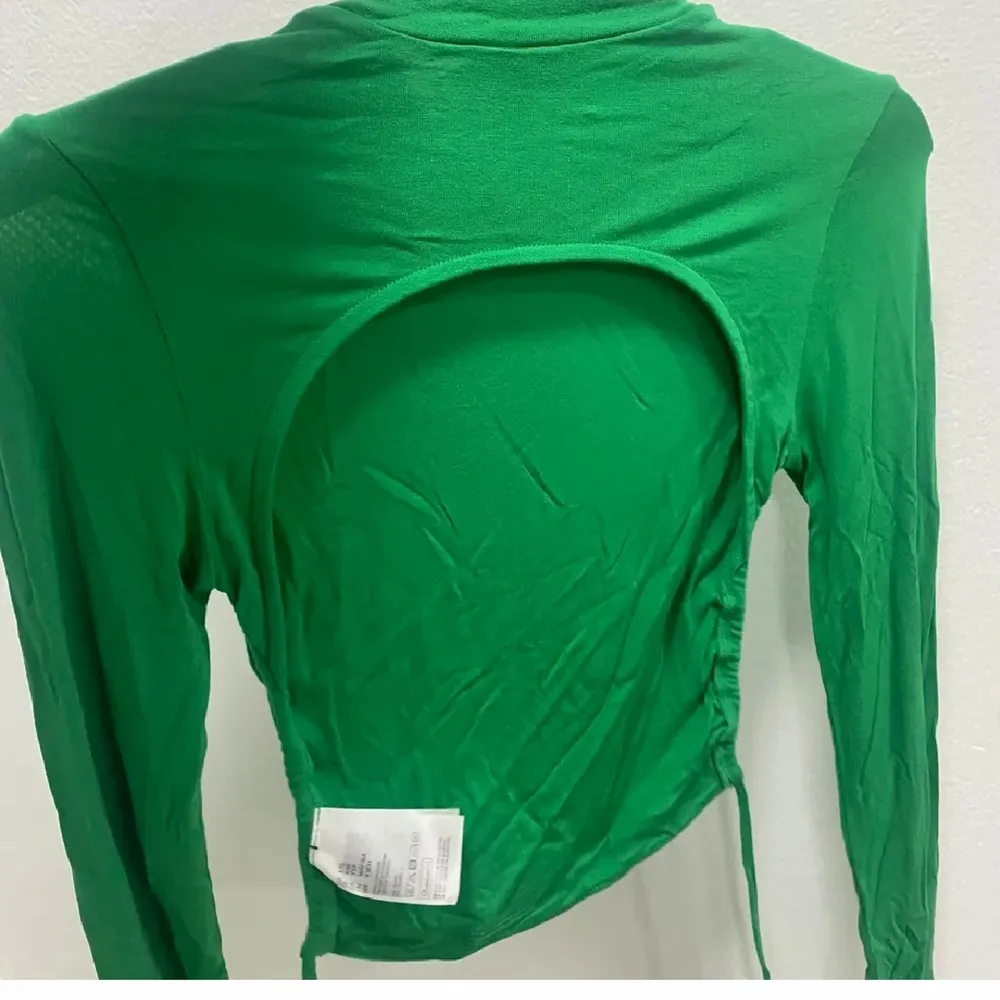 Grön tröja med öppenrygg från h&m :) använd endast en gång, så skulle säga nyskick <3 Skriv vid intresse eller om fler bilder önskas!. Toppar.