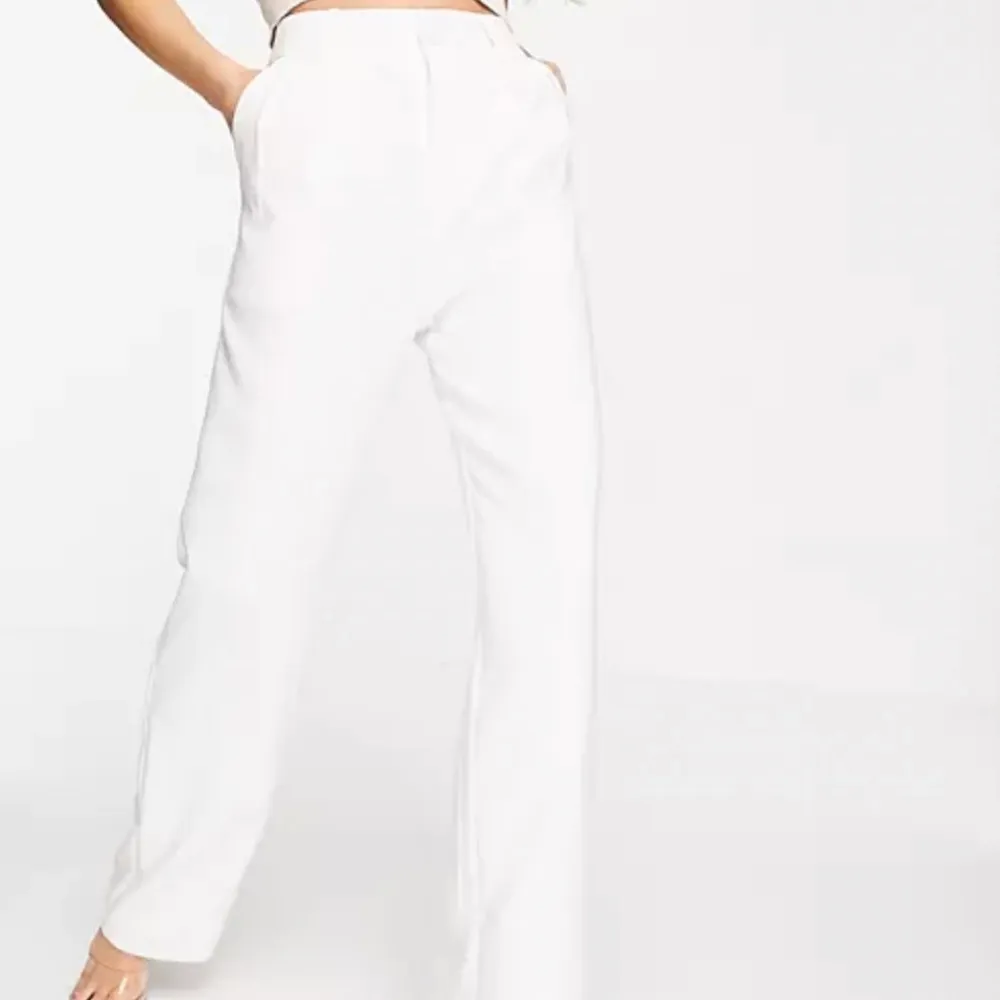 Säljer vita kostymbyxor som man kan ha både midwaistbo highwaist från hm❤️ köpta i somras för 300 kr men sälja för endast 190 kr nu💕. Jeans & Byxor.