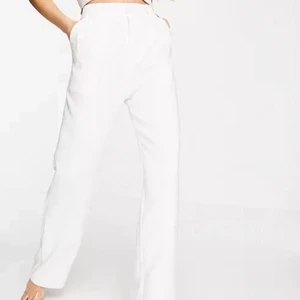 Vita kostymbyxor - Säljer vita kostymbyxor som man kan ha både midwaistbo highwaist från hm❤️ köpta i somras för 300 kr men sälja för endast 190 kr nu💕